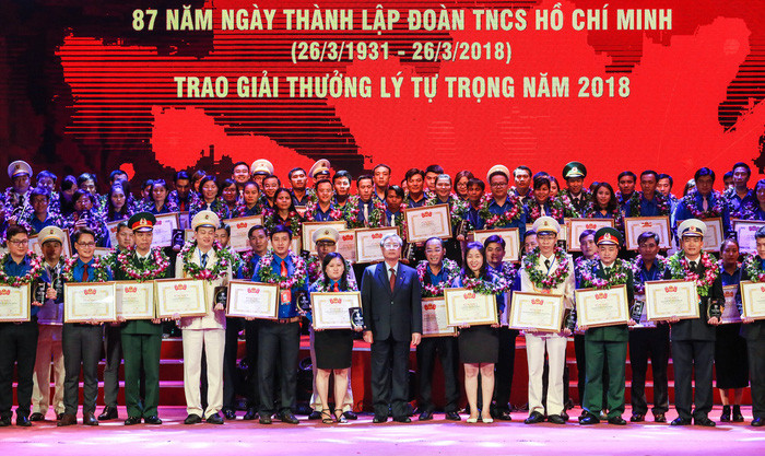 hai can bo doan ha tinh nhan giai thuong ly tu trong