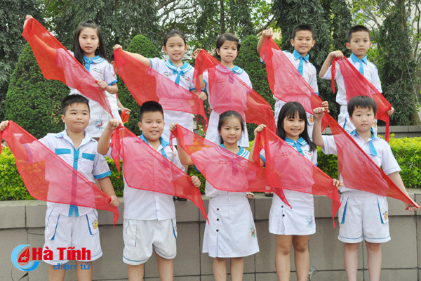 photo em mang tren vai mau khan tuoi tham