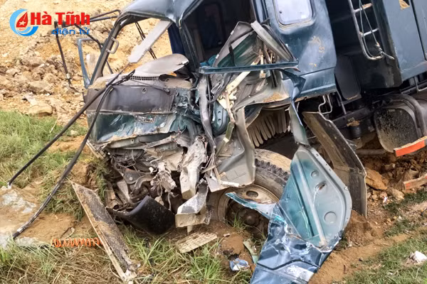 xe tai mat lai lat ngang giua quoc lo 1a