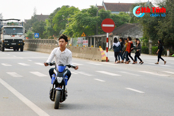 hoc sinh vi pham luat giao thong tu ben thuy den deo ngang