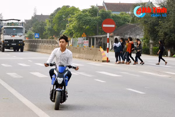 hoc sinh vi pham luat giao thong tu ben thuy den deo ngang