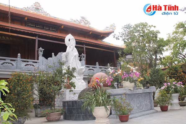 Choáng ngợp những pho tượng dát vàng tại điện Trần ở Hà Tĩnh