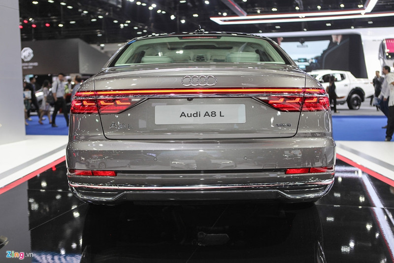 Trong khi đó, điểm nhấn nổi bật nhất của phần đuôi xe là hệ thống đèn hậu dạng LED được nối liền với nhau một cách đầy tinh tế. Audi A8L 2018 sử dụng hệ thống ống xả kép với đường viền chrome. audi a8l 2018 gia tu 200 000 usd tai thai lan