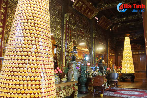 Choáng ngợp những pho tượng dát vàng tại điện Trần ở Hà Tĩnh