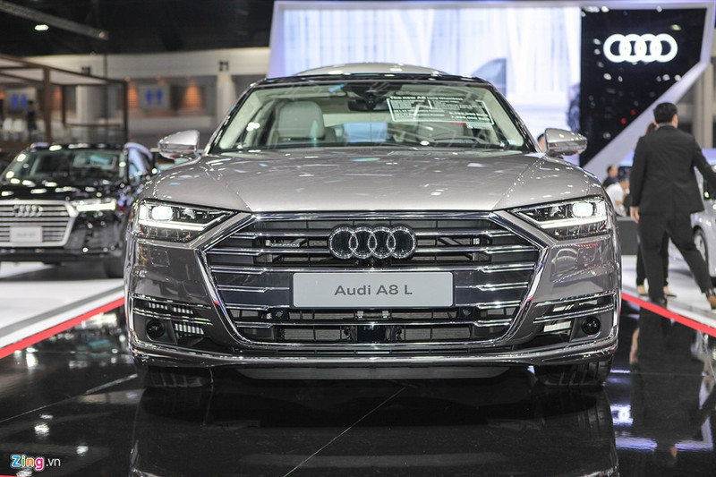 So với phiên bản tiêu chuẩn, bản A8L dài hơn 130 mm và cao hơn 12 mm. Audi A8 2018 sử dụng hệ khung gầm Audi Space Frame (ASF), giúp tăng cường độ cứng 24%. Việc sử dụng vật liệu nhôm cũng giúp giảm bớt trọng lượng của xe. audi a8l 2018 gia tu 200 000 usd tai thai lan