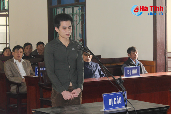 Bị ép uống rượu, nổi cáu “xúi” bạn lấy dao đâm người