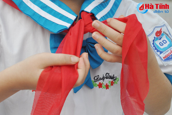 photo em mang tren vai mau khan tuoi tham