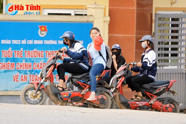hoc sinh vi pham luat giao thong tu ben thuy den deo ngang
