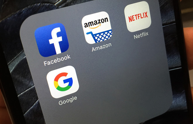 Những dịch vụ như hoàn toàn có thể định hướng suy nghĩ của chúng ta. Ảnh: The Verge. khong rieng facebook nhieu cong ty khac cung ban dung nguoi dung