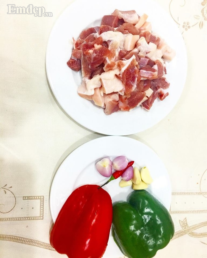 chet them voi mon suon xao ot chuong chua ngot doi vi cho ca nha ngay cuoi tuan