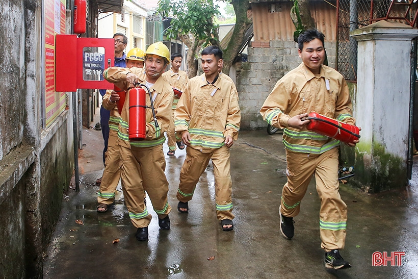 Người dân xã Thanh Bình Thịnh diễn tập PCCC sử dụng các công cụ tại “Điểm chữa cháy công cộng”.