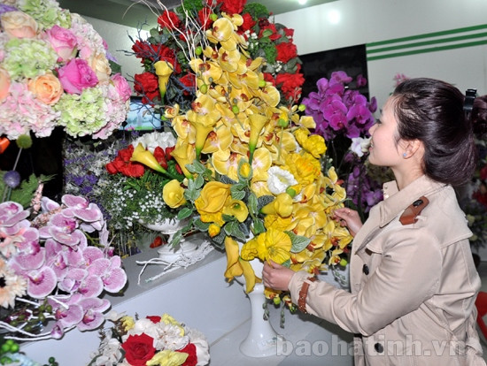 Mốt chơi hoa giả ngày Tết "lên ngôi" ảnh 1