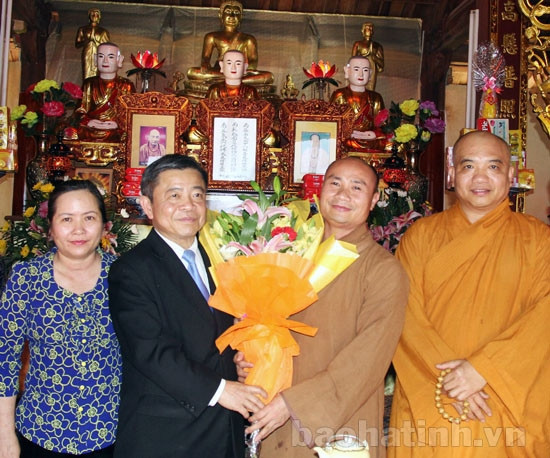 Bí thư Tỉnh ủy, Chủ tịch UBND tỉnh chúc mừng tăng ni, phật tử dịp đầu xuân ảnh 2