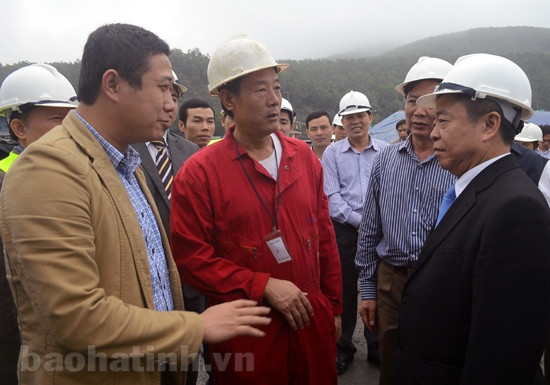 Xếp dỡ mã hàng đầu tiên tại Công ty CP Cảng Vũng Áng Việt- Lào ảnh 1