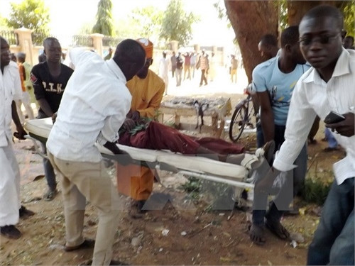 Chuyển nạn nhân của một vụ đánh bom liều chết ở Potiskum ngày 2/2. (Nguồn: AFP/TTXVN)