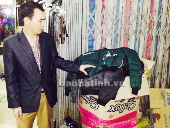 Tiểu thương Trung tâm thương mại Tây Sơn bị phun a xít vào hàng hóa ảnh 1