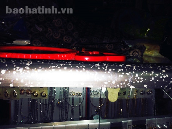 Tiểu thương Trung tâm thương mại Tây Sơn bị phun a xít vào hàng hóa ảnh 2