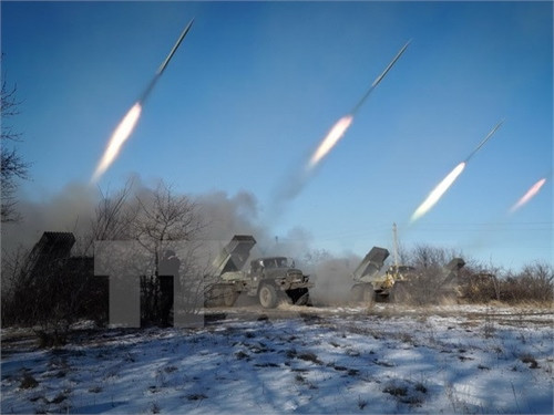 Lực lượng nổi dậy bắn tên lửa từ căn cứ tại thành phố Gorlivka, vùng miền Đông Donetsk ngày 18/2. (Nguồn: AFP/TTXVN)