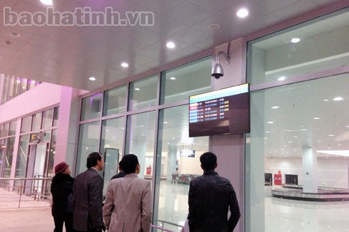 Hành khách theo dõi lịch trình các chuyến bay đi và đến qua các bảng tin điện tử