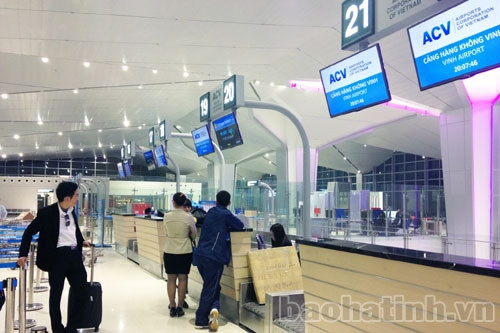 Nhà ga được đầu tư trang thiết bị hiện đại, tiện nghi tiên tiến gồm 28 quầy làm thủ tục hàng không, 4 băng chuyền hành lý và các phòng chờ, dịch vụ…