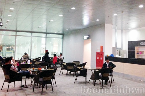 Quầy bar phục vụ hành khách trong lúc chờ đợi chuyến bay