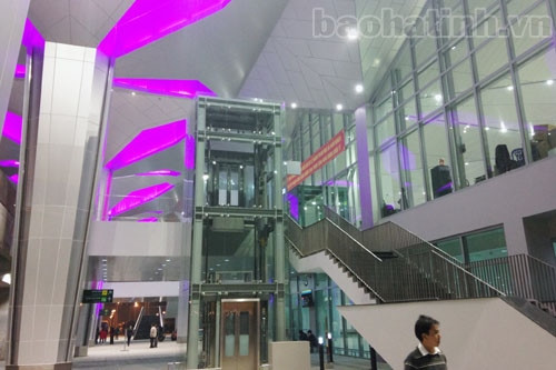 Tầng 2 phục vụ hành khách đi với thang máy trong suốt và cầu vượt để phương tiện chuyên chở có thể đưa đón hành khách tận cửa vào