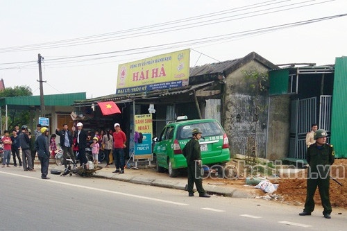 Taxi "hất" người đi xe máy ngã rồi lao vào nhà dân ảnh 1