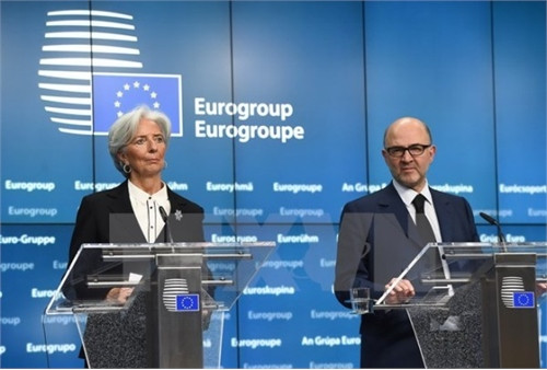 Tổng Giám đốc IMF Christine Lagarde (trái) và Ủy viên phụ trách các vấn đề kinh tế và tài chính, thuế và thuể quan châu Âu Pierre Moscovici sau cuộc họp. (Nguồn: AFP/TTXVN)