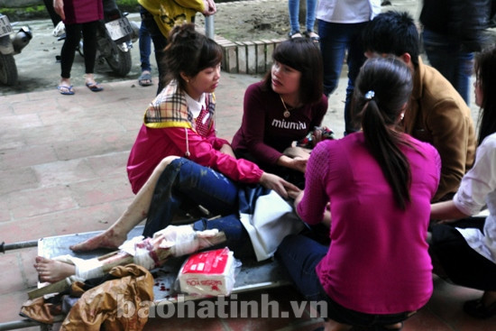 2 xe máy đấu đầu, 5 nạn nhân nhập viện ảnh 1