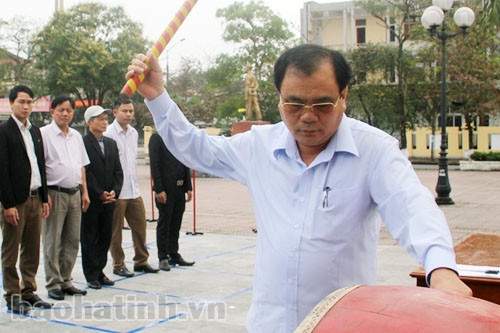 Lãnh đạo UBND TP Hà Tĩnh đánh trống khai mạc giải