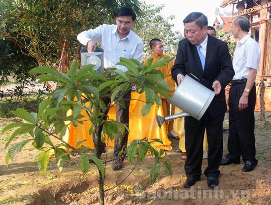 Bí thư Tỉnh ủy, Chủ tịch UBND tỉnh chúc mừng tăng ni, phật tử dịp đầu xuân ảnh 4