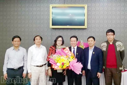 Lãnh đạo tỉnh chúc mừng Giáo sư Trần Hậu Khang ảnh 2