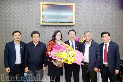 Lãnh đạo tỉnh chúc mừng Giáo sư Trần Hậu Khang ảnh 1