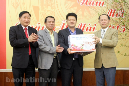 Lãnh đạo tỉnh chúc tết các cơ quan, đơn vị đêm giao thừa Ất Mùi ảnh 7