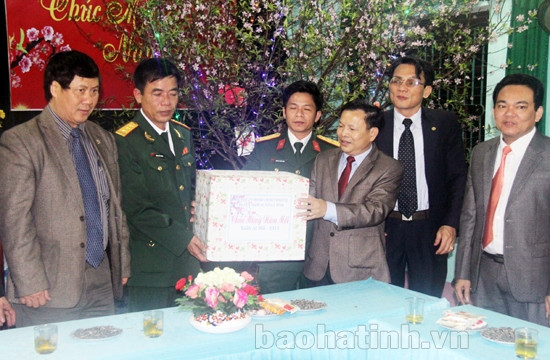 Lãnh đạo tỉnh chúc tết các cơ quan, đơn vị đêm giao thừa Ất Mùi ảnh 9