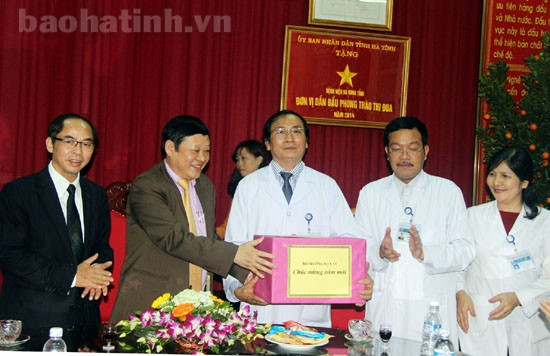 Lãnh đạo tỉnh chúc tết các cơ quan, đơn vị đêm giao thừa Ất Mùi ảnh 2