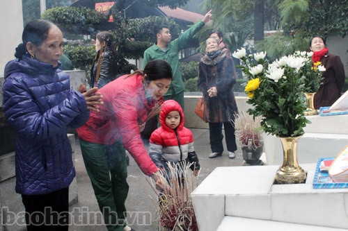 Thắp nén hương thơm lên phần mộ Mười Cô