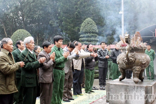 Du khách dâng hương Khu di tích Ngã ba Đồng Lộc