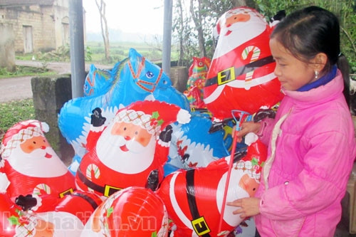 Chăm chút cho cành đào trong vườn nhà