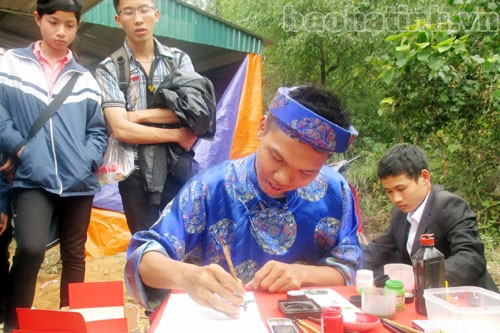 Xin chữ ngày xuân là thú chơi tao nhã có từ xa xưa, thể hiện truyền thống hiếu học, trọng thầy, trọng chữ của người Việt Xin chữ ngày xuân là thú chơi tao nhã có từ xa xưa, thể hiện truyền thống hiếu học, trọng thầy, trọng chữ của người Việt