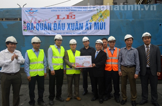 Xếp dỡ mã hàng đầu tiên tại Công ty CP Cảng Vũng Áng Việt- Lào ảnh 2