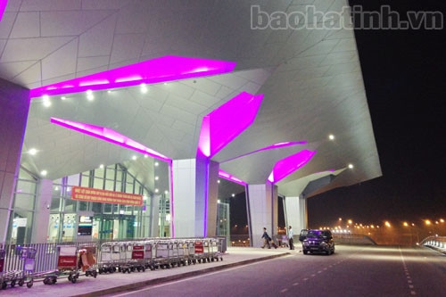 Tầng 2 phục vụ hành khách đi với thang máy trong suốt và cầu vượt để phương tiện chuyên chở có thể đưa đón hành khách tận cửa vào