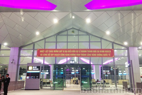 Tầng 2 phục vụ hành khách đi với thang máy trong suốt và cầu vượt để phương tiện chuyên chở có thể đưa đón hành khách tận cửa vào