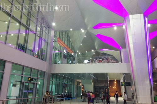 Nhà ga được thiết kế theo mô hình 2 cao trình đi và đến tách biệt