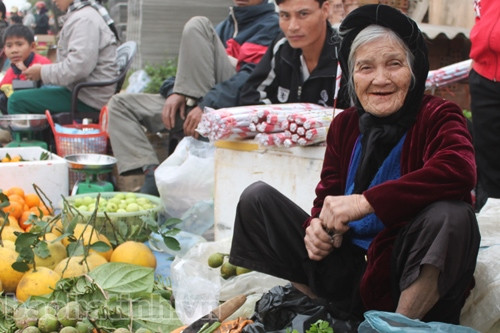 Ban thờ gia tiên ngày Tết không thể thiếu cành hoa, ngũ quả, cau trầu