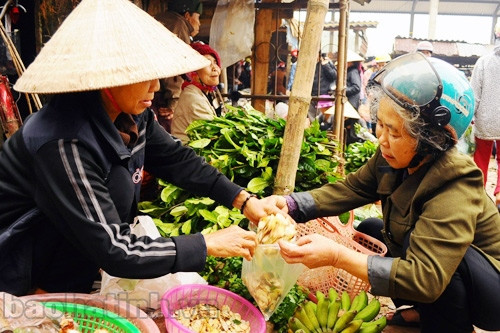 Ban thờ gia tiên ngày Tết không thể thiếu cành hoa, ngũ quả, cau trầu