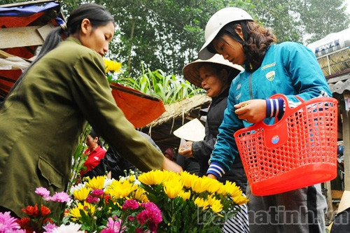 Ban thờ gia tiên ngày Tết không thể thiếu cành hoa, ngũ quả, cau trầu