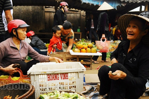 Ban thờ gia tiên ngày Tết không thể thiếu cành hoa, ngũ quả, cau trầu