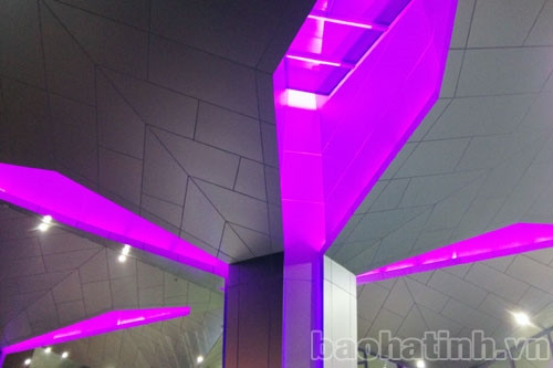 Ngắm những mái nhà được "khoét" hình lá sen với hệ thống đèn Led màu tím này, du khách sẽ quên đi cảm giác mỏi mệt trong những chuyến đi dài hay khi phải chờ chuyến trong khoảng thời gian dài