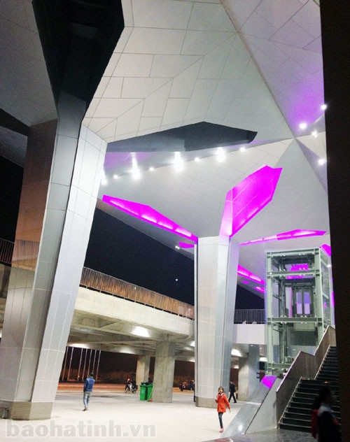 Ngắm những mái nhà được "khoét" hình lá sen với hệ thống đèn Led màu tím này, du khách sẽ quên đi cảm giác mỏi mệt trong những chuyến đi dài hay khi phải chờ chuyến trong khoảng thời gian dài